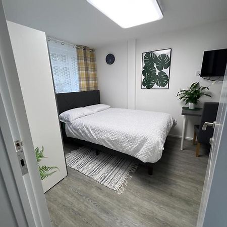 Studio In Private House Near Central Milton Keynes Exterior foto