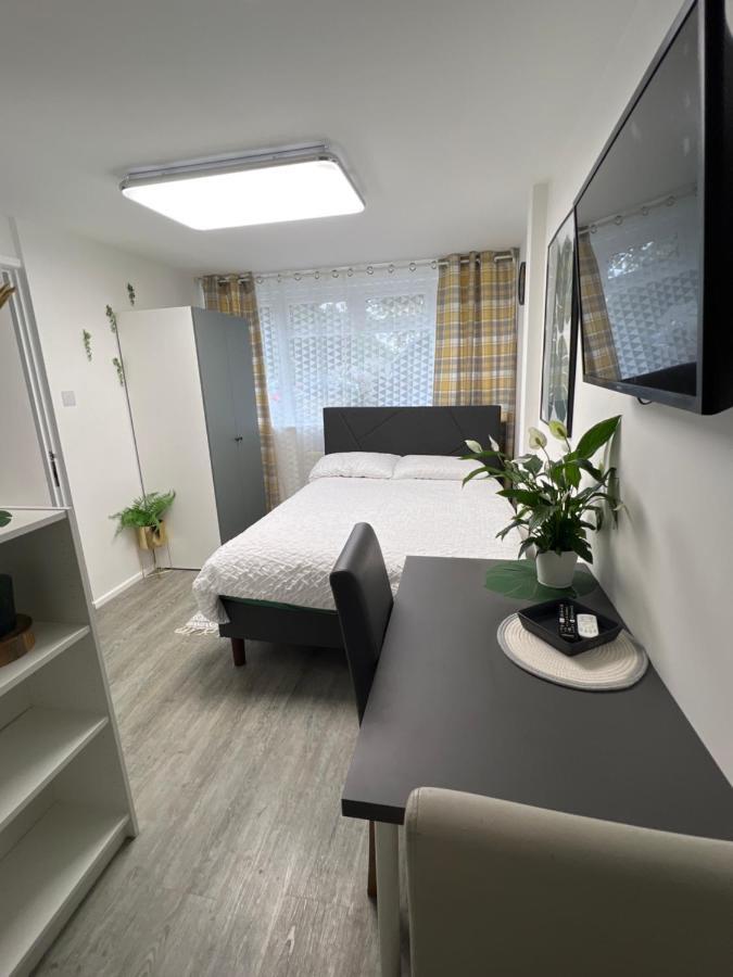 Studio In Private House Near Central Milton Keynes Exterior foto