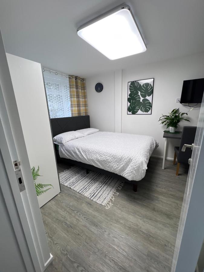 Studio In Private House Near Central Milton Keynes Exterior foto
